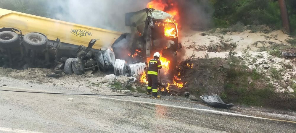 Muğla’da feci kaza! Şoför alevlerin içinde kaldı