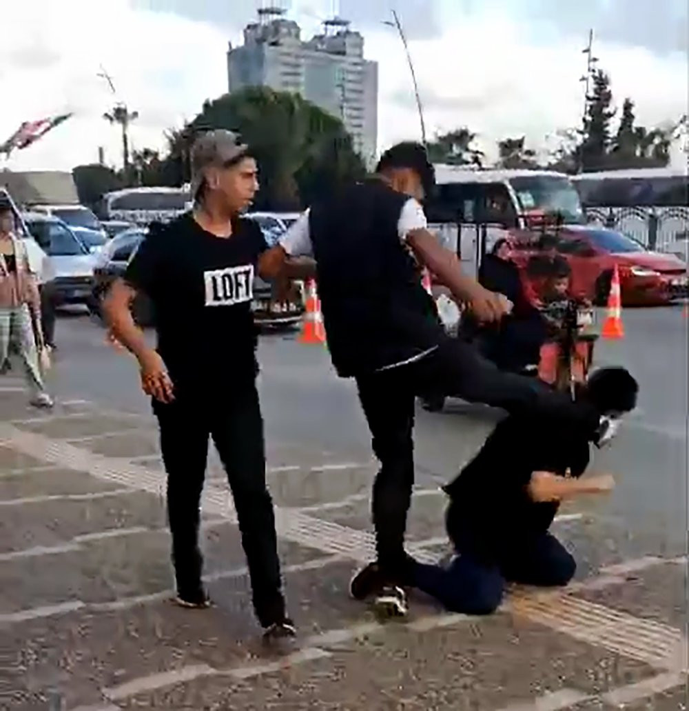 Adana’da parkta tekme ve yumruk kavgası