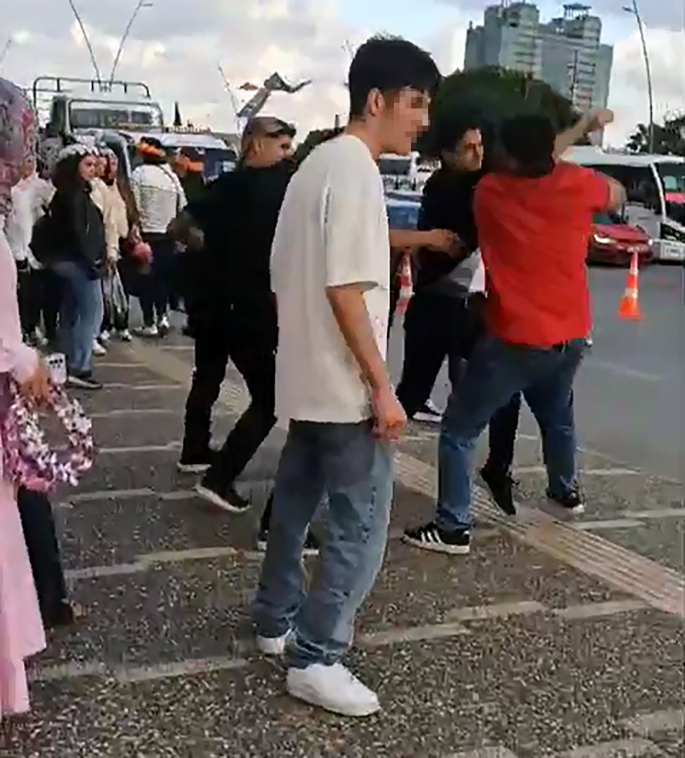 Adana’da parkta tekme ve yumruk kavgası