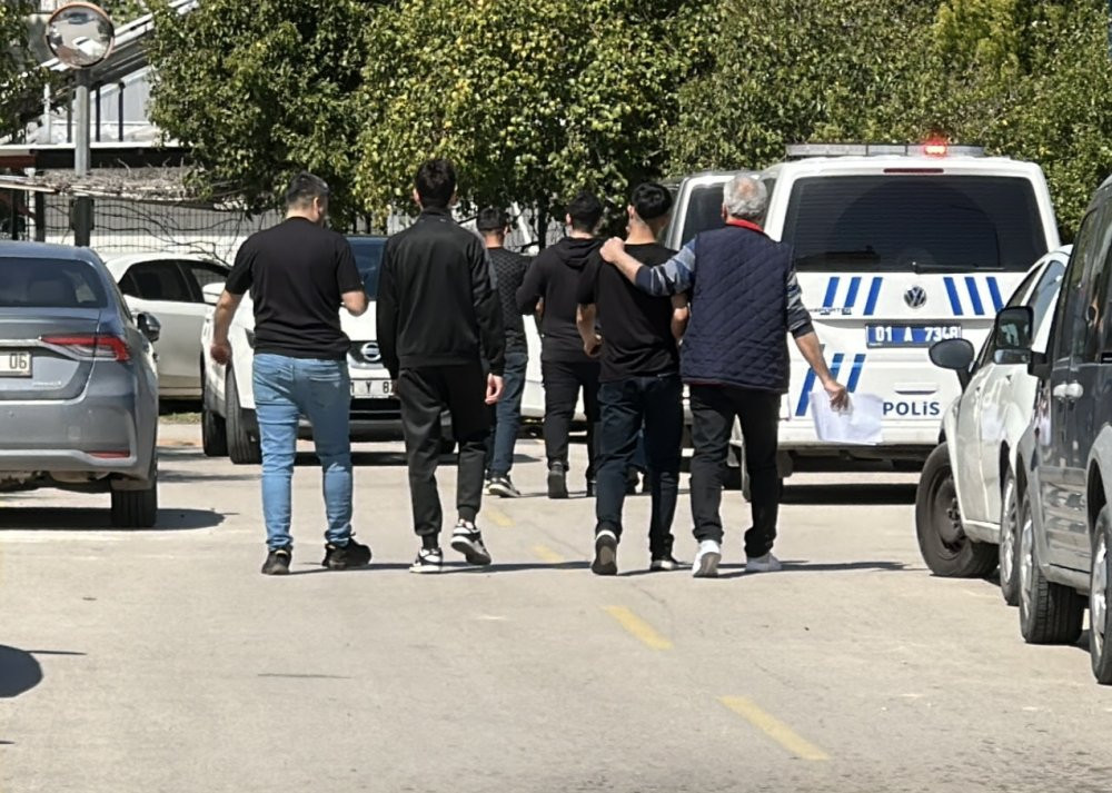 Adana’da parkta tekme ve yumruk kavgası