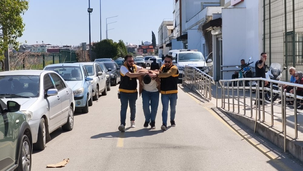 Adana’da parkta tekme ve yumruk kavgası