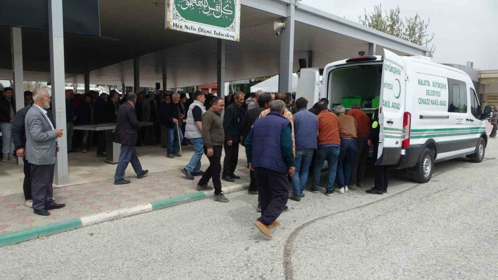 Annesi tarafından katledilmişti! Talihsiz öğretmen toprağa verildi
