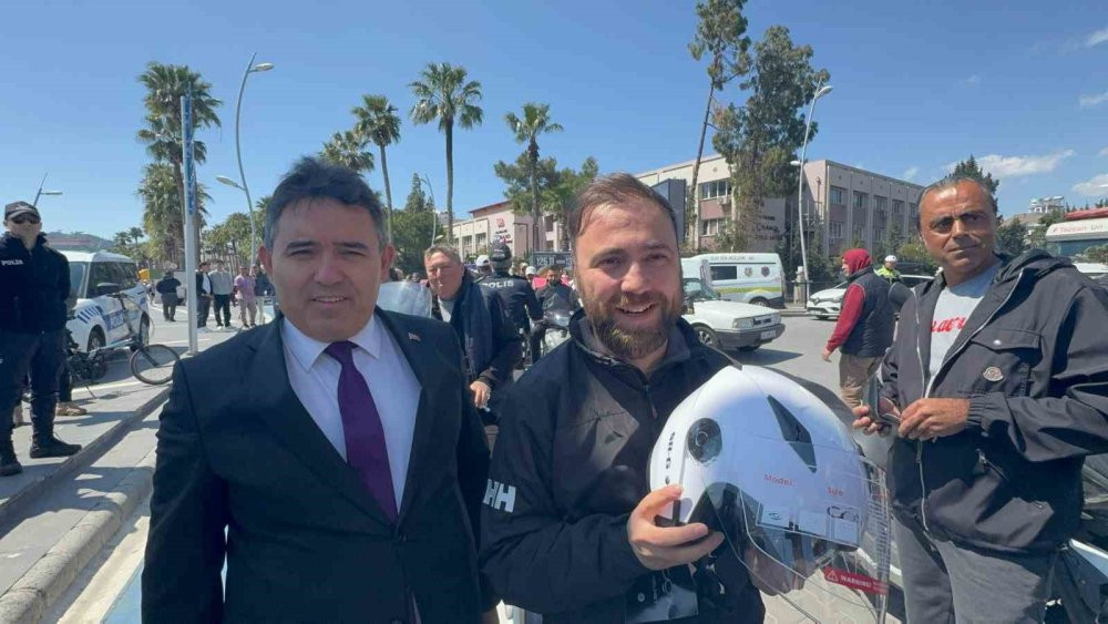 Motosiklet sürücülerine önce ceza, sonra kask hediye edildi