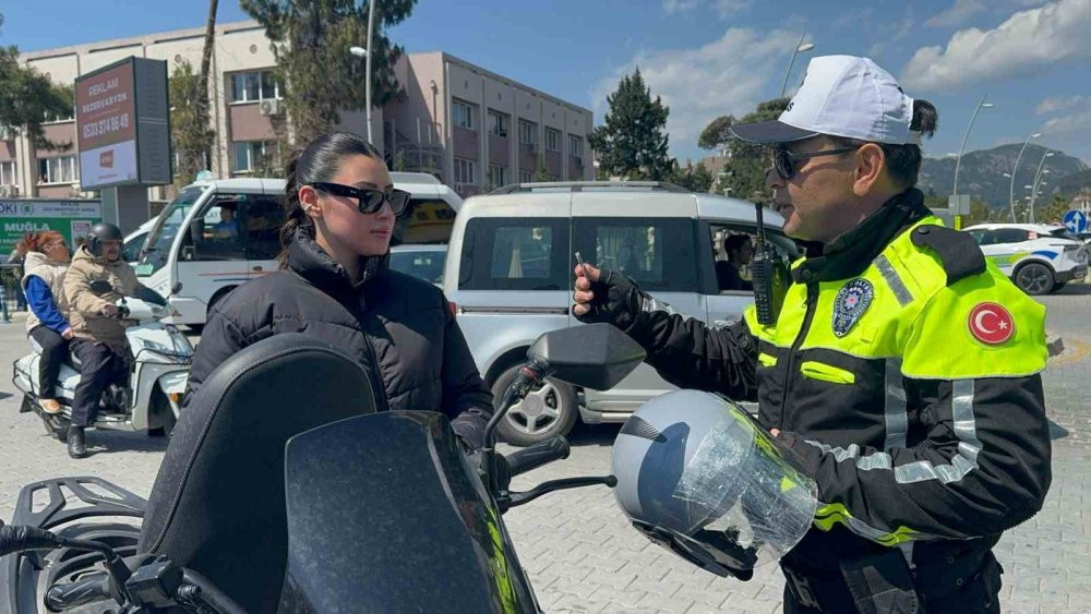 Motosiklet sürücülerine önce ceza, sonra kask hediye edildi