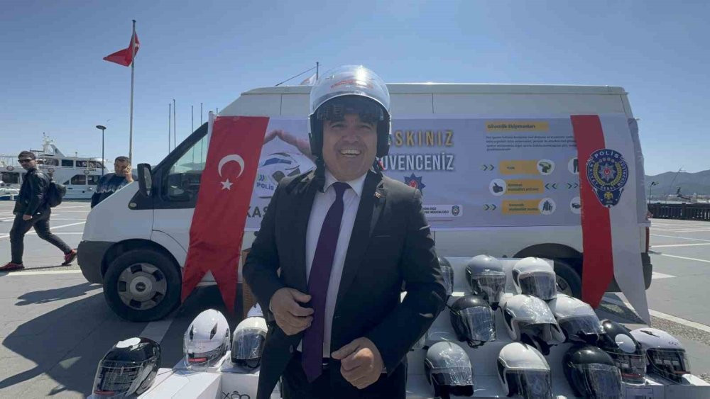 Motosiklet sürücülerine önce ceza, sonra kask hediye edildi