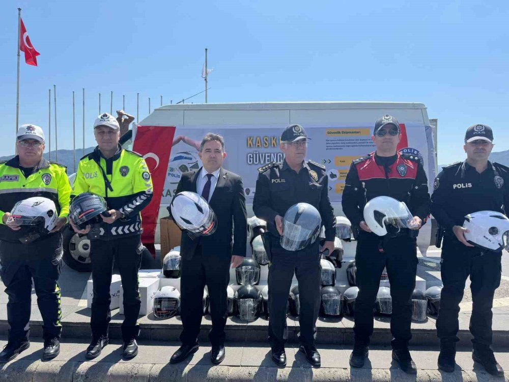 Motosiklet sürücülerine önce ceza, sonra kask hediye edildi