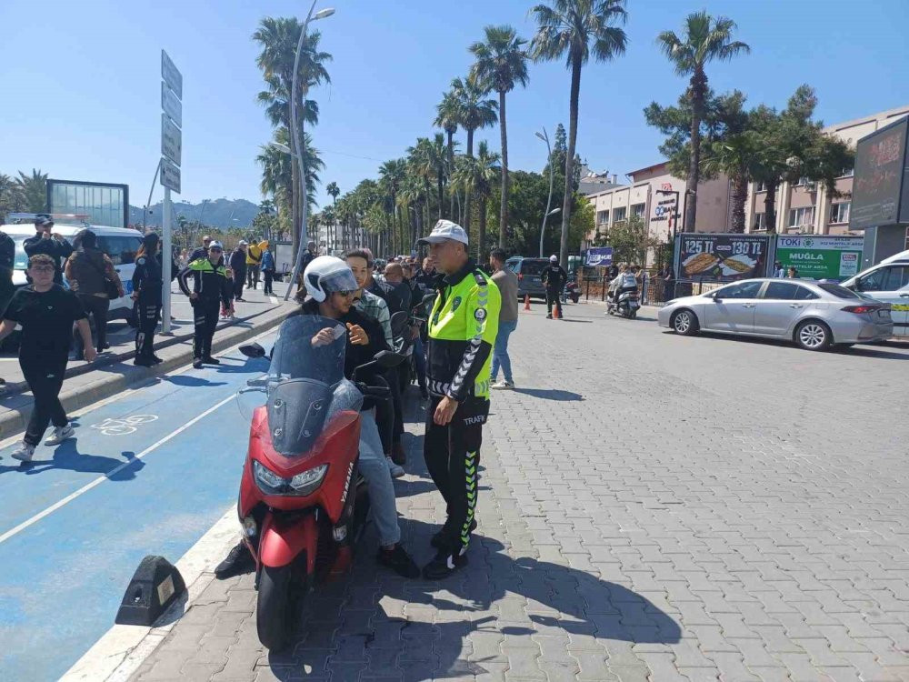 Motosiklet sürücülerine önce ceza, sonra kask hediye edildi