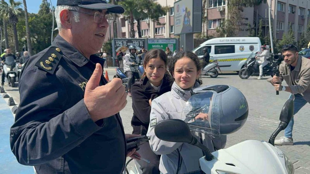 Motosiklet sürücülerine önce ceza, sonra kask hediye edildi