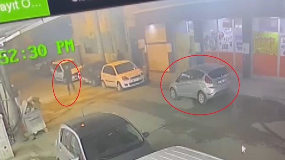 Sokak magandası otomobili tekmeleyerek aynayı kırdı!