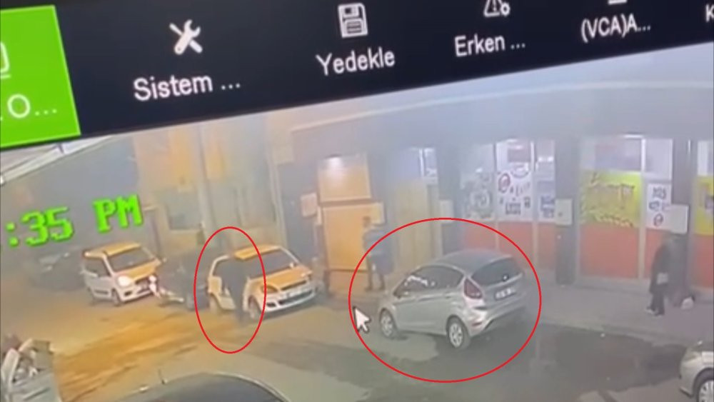 Sokak magandası otomobili tekmeleyerek aynayı kırdı!