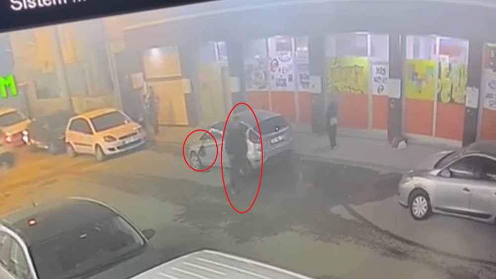 Sokak magandası otomobili tekmeleyerek aynayı kırdı!