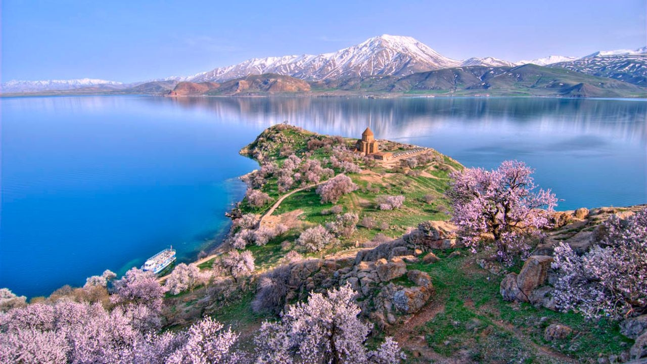 akhtamar-island-on-lake-van-with.jpg
