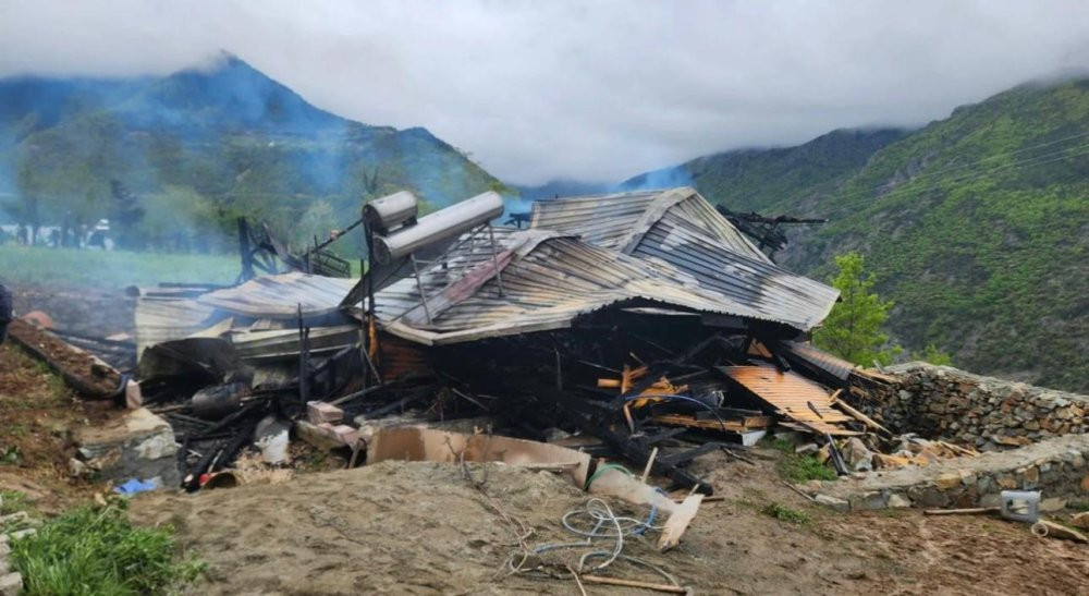 Artvin'de ahşap ev cayır cayır yandı