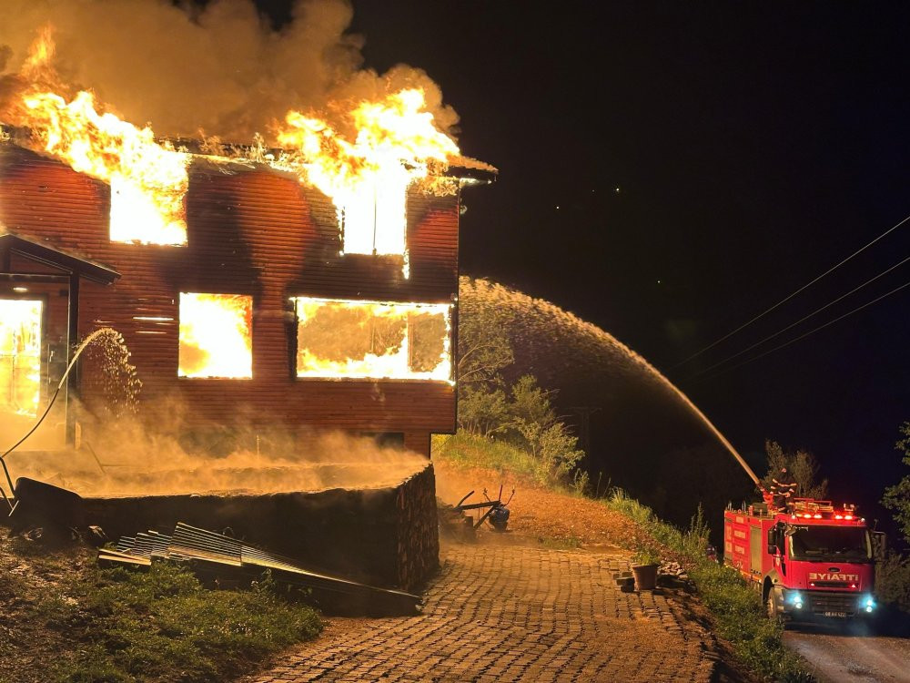Artvin'de ahşap ev cayır cayır yandı