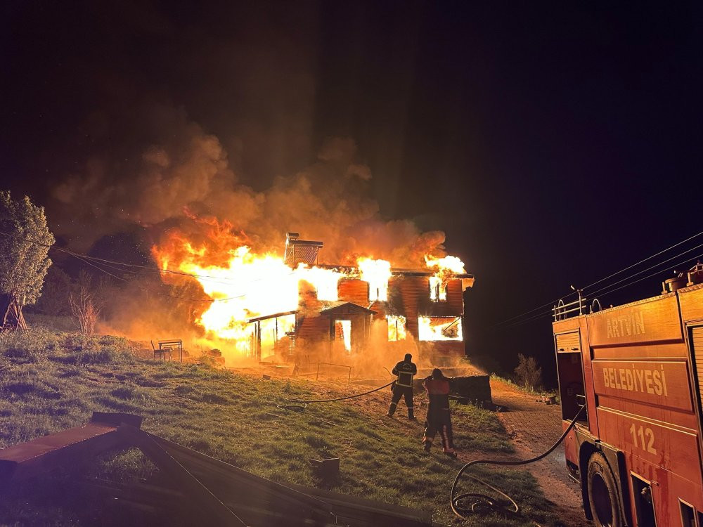 Artvin'de ahşap ev cayır cayır yandı