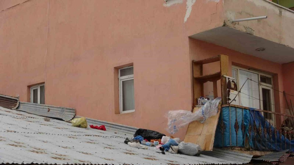 Bayburt’ta sağanak ve fırtına! Her şey uçtu