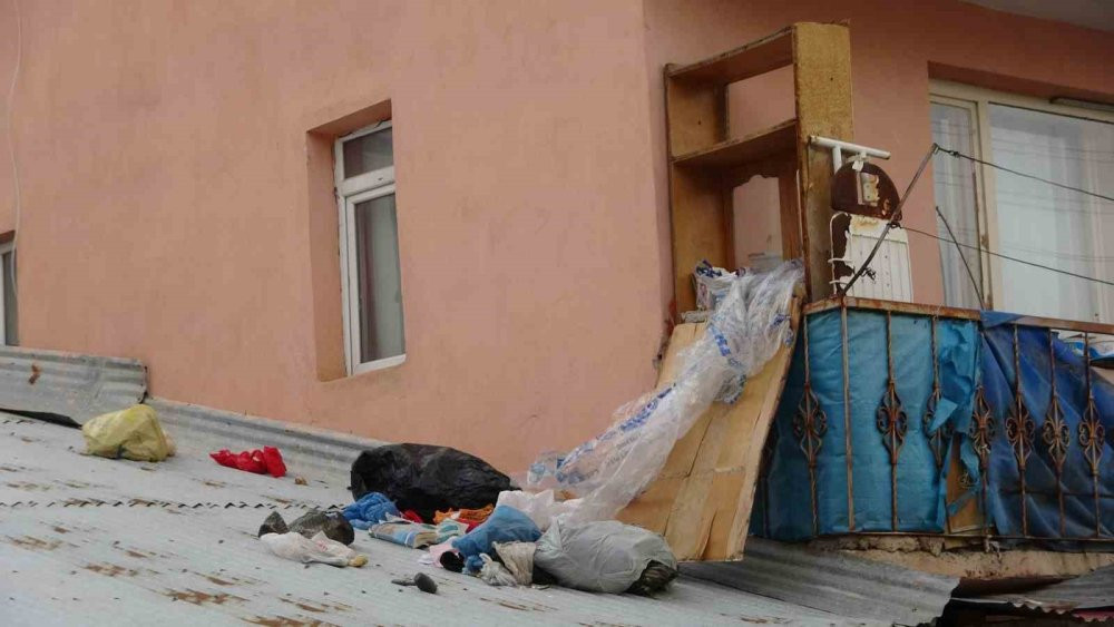 Bayburt’ta sağanak ve fırtına! Her şey uçtu