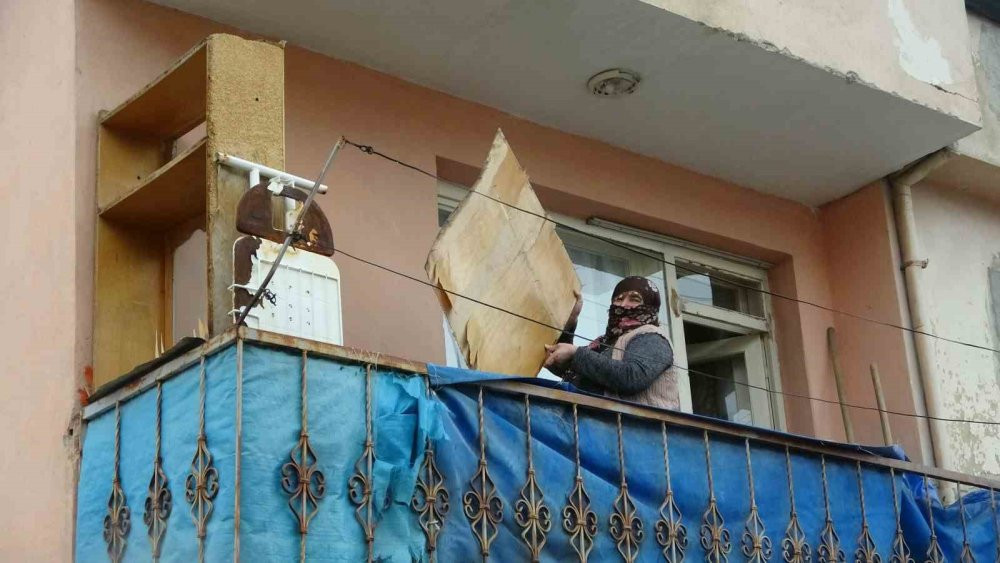 Bayburt’ta sağanak ve fırtına! Her şey uçtu