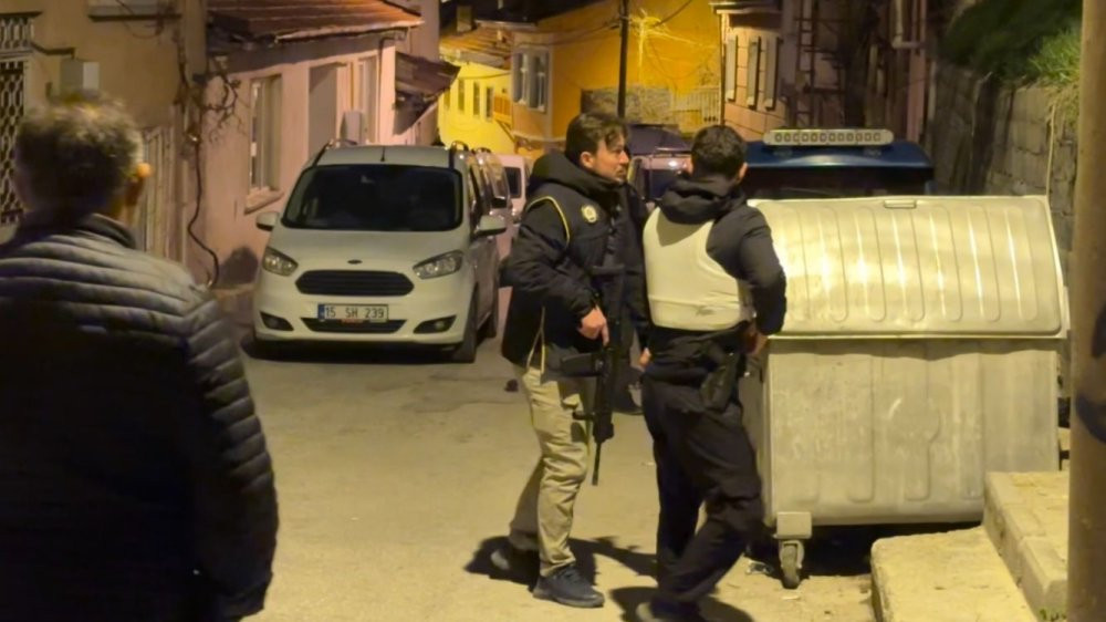 Burdur’da korku dolu anlar: Ailesi ile tartıştı mahalleli ayağa kaldırdı: Tüfekli çılgınlığı polis dur dedi