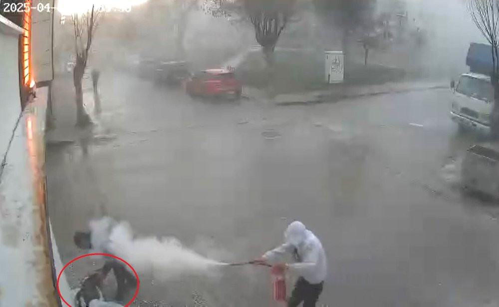 Eskişehir’de camiden çaldıkları yangın tüpüyle oyun bayılttı: Polis alarma geçti!