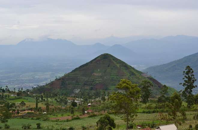 gunung-padang-pyramid.jpg