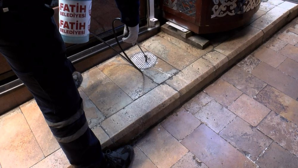 İstanbul’da tarihi çarşıda fare ve böcek avı