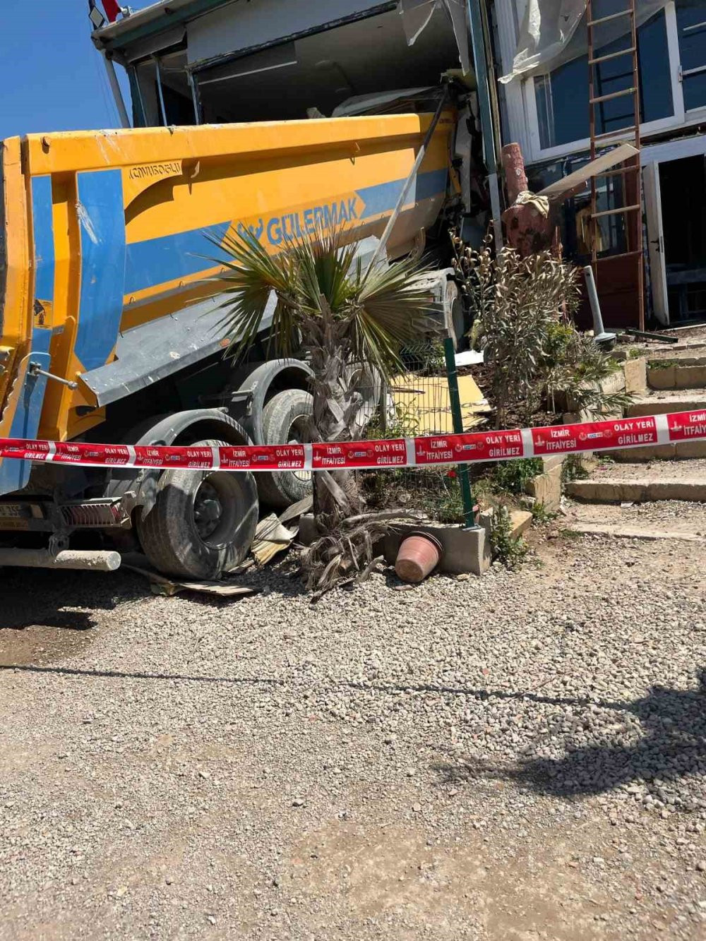 İzmir’de şantiyede feci kaza: Prefabrik eve girdi: Sürücü sıkıştı