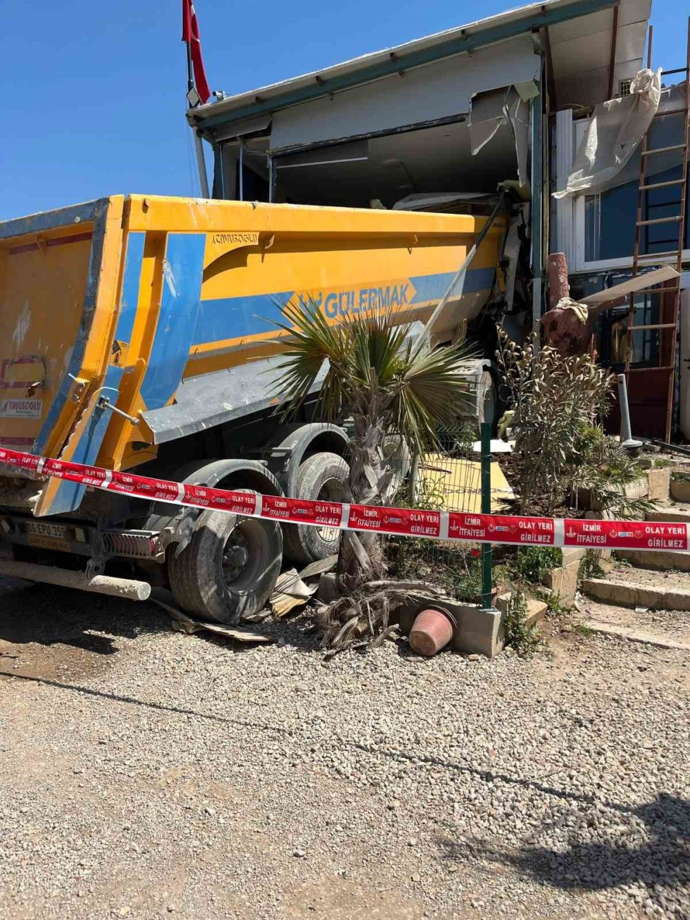 İzmir’de şantiyede feci kaza: Prefabrik eve girdi: Sürücü sıkıştı