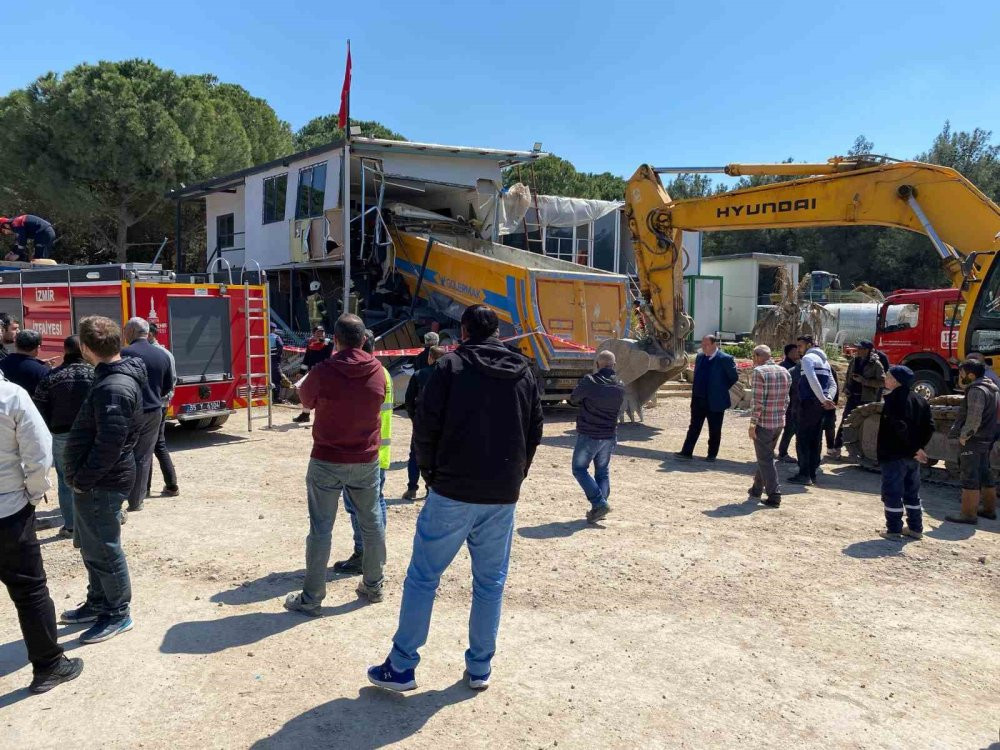 İzmir’de şantiyede feci kaza: Prefabrik eve girdi: Sürücü sıkıştı