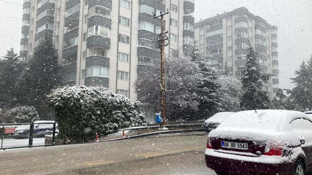 Ankara’da Nisan ayında lapa lapa kar yağışı! Kent beyaza büründü
