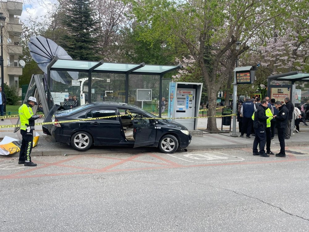 Gaziantep’te, otomobil otobüs durağına daldı: 5 yaralı /Video eklendi