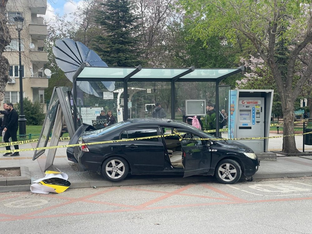 Gaziantep’te, otomobil otobüs durağına daldı: 5 yaralı /Video eklendi