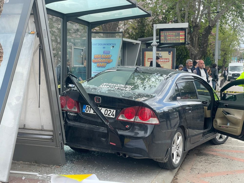 Gaziantep’te, otomobil otobüs durağına daldı: 5 yaralı /Video eklendi