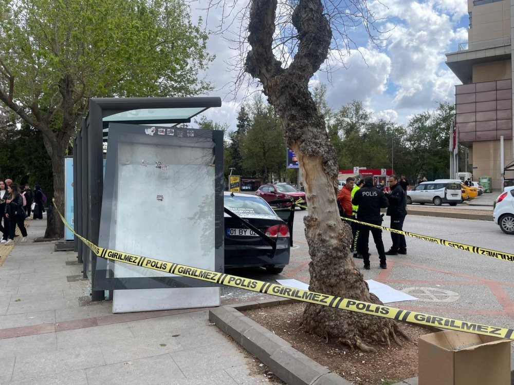 Gaziantep’te, otomobil otobüs durağına daldı: 5 yaralı /Video eklendi
