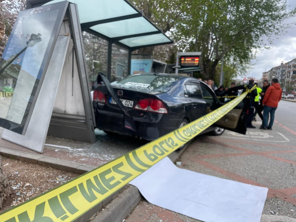 Gaziantep’te, otomobil otobüs durağına daldı: 5 yaralı /Video eklendi