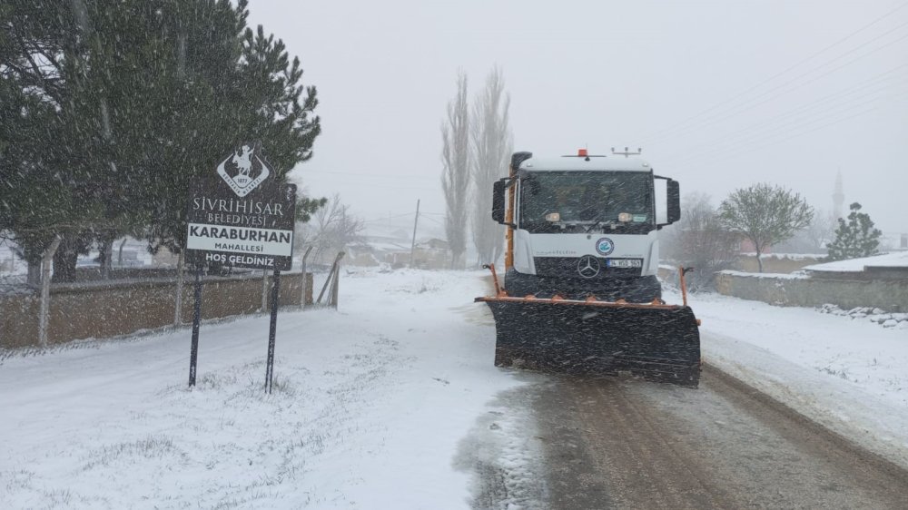 Kar küreme ve tuzlama çalışmaları başladı