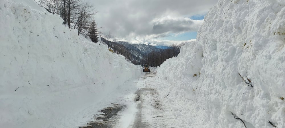 Nisan’da kar sürprizi: Artvin beyaza büründü! Kar kalınlığı 1 metreyi aştı...