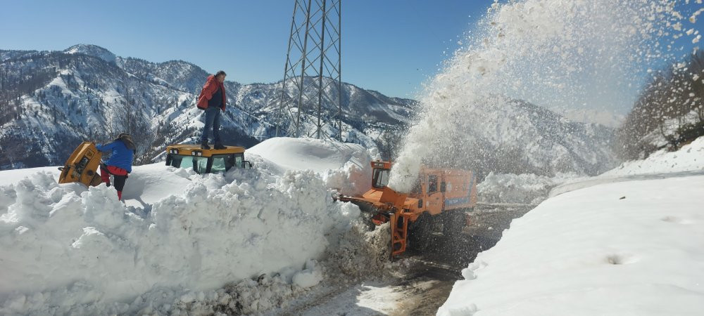 Nisan’da kar sürprizi: Artvin beyaza büründü! Kar kalınlığı 1 metreyi aştı...