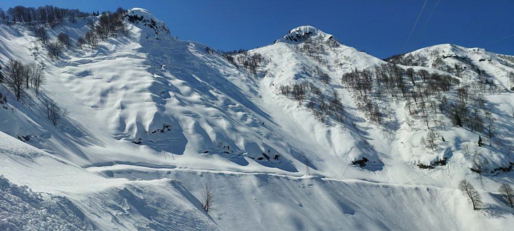 Nisan’da kar sürprizi: Artvin beyaza büründü! Kar kalınlığı 1 metreyi aştı...