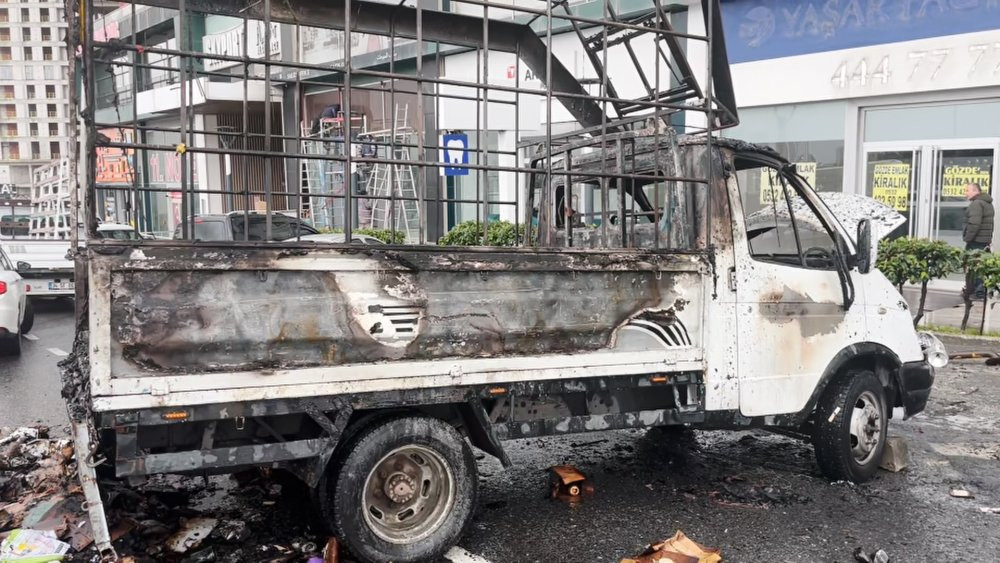 İstanbul Beylikdüzü'nde seyir halindeki kamyonet alev alev yandı