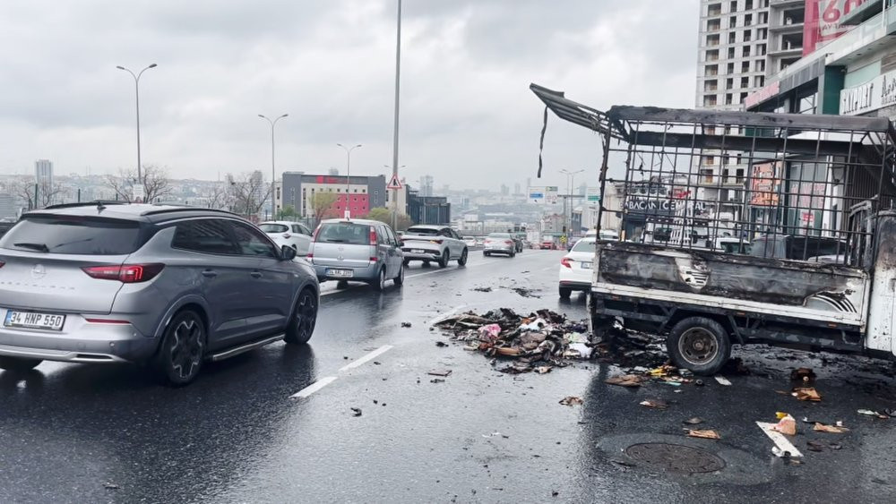 İstanbul Beylikdüzü'nde seyir halindeki kamyonet alev alev yandı
