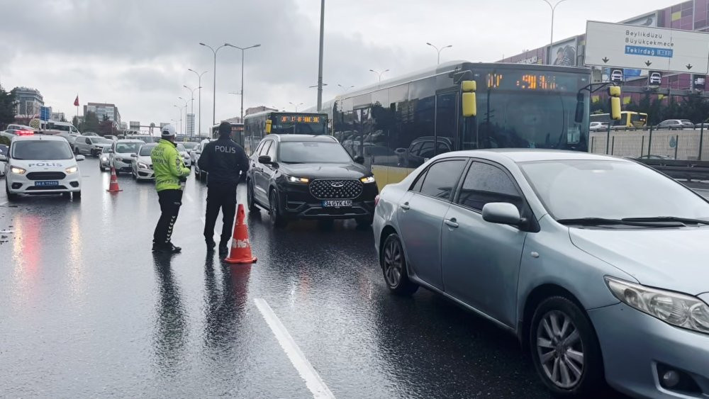 İstanbul Beylikdüzü'nde seyir halindeki kamyonet alev alev yandı