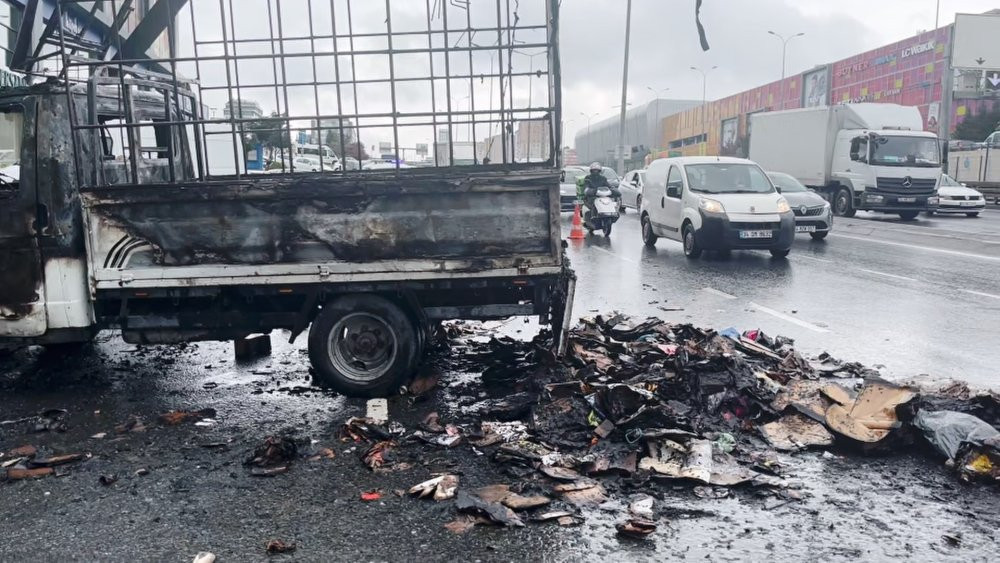 İstanbul Beylikdüzü'nde seyir halindeki kamyonet alev alev yandı