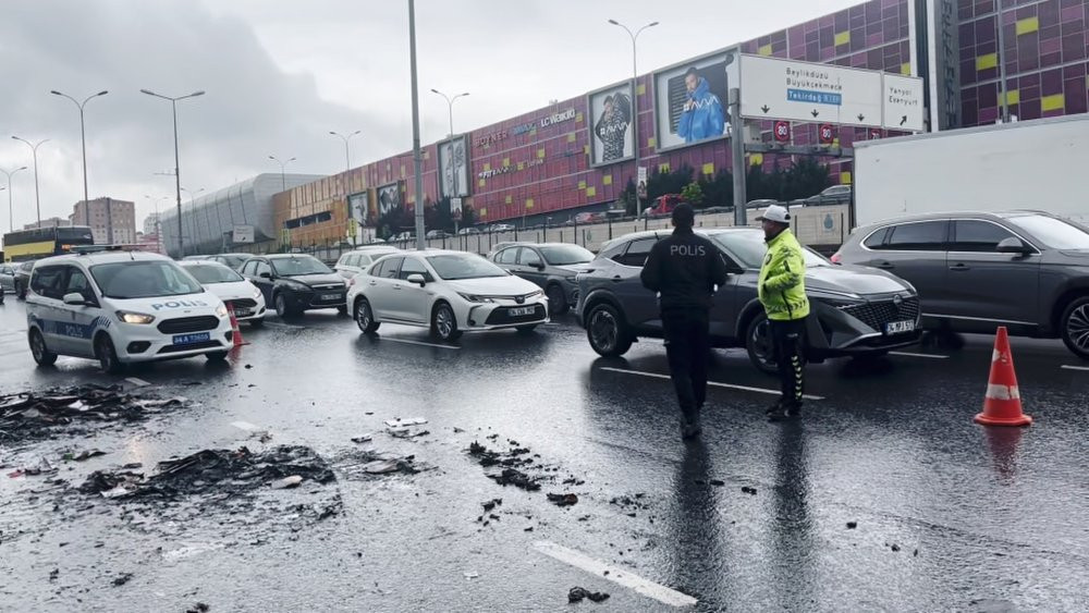 İstanbul Beylikdüzü'nde seyir halindeki kamyonet alev alev yandı