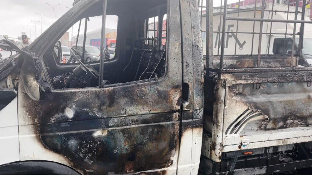 İstanbul Beylikdüzü'nde seyir halindeki kamyonet alev alev yandı