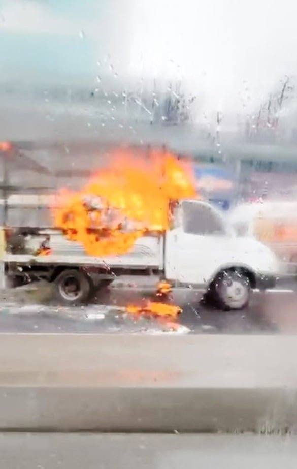 İstanbul Beylikdüzü'nde seyir halindeki kamyonet alev alev yandı