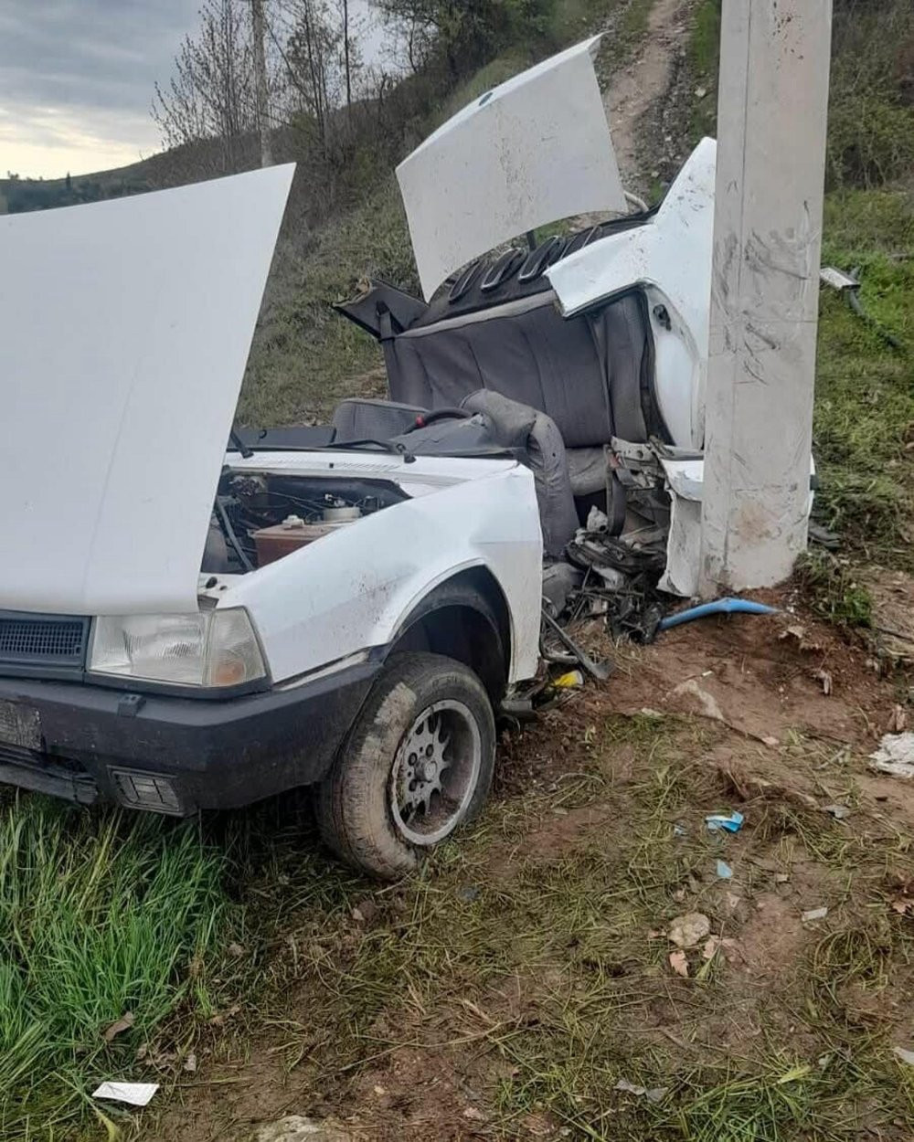 İzmir’de otomobil direğe çarptı: İki kuzen hayatını kaybetti