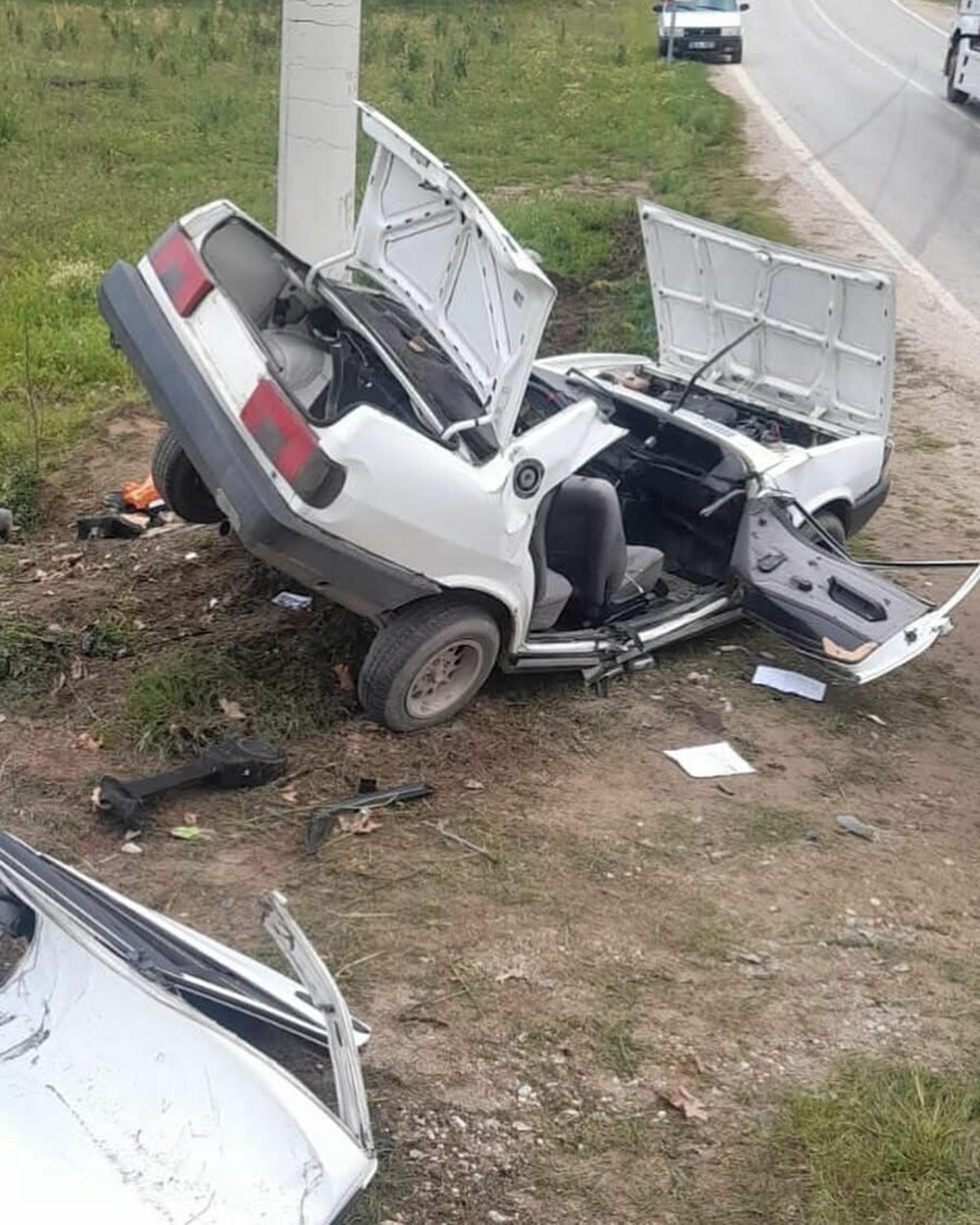 İzmir’de otomobil direğe çarptı: İki kuzen hayatını kaybetti