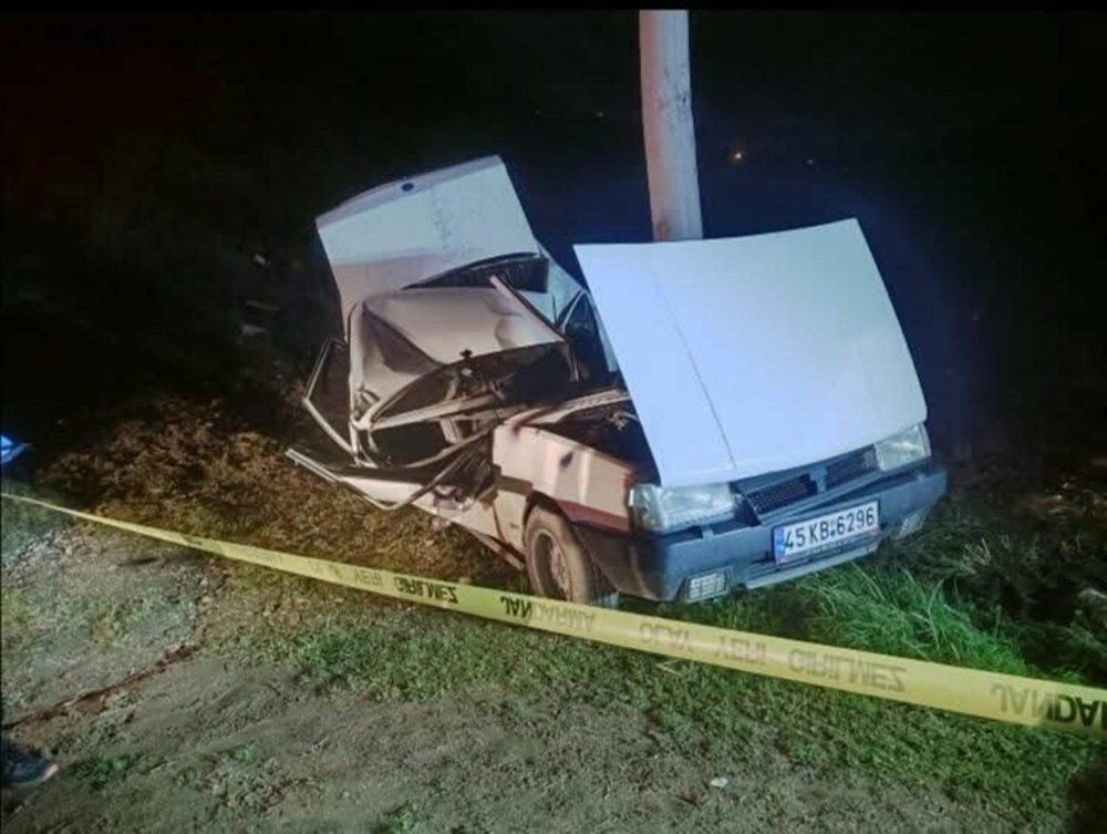 İzmir’de otomobil direğe çarptı: İki kuzen hayatını kaybetti