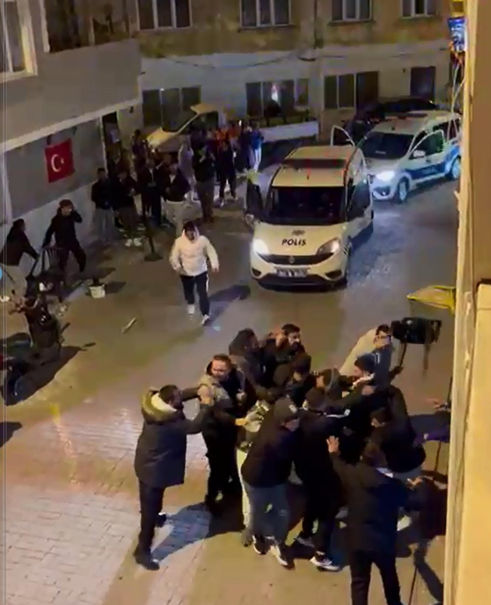 Kavga ihbarına giden polislere şoke eden karşılama